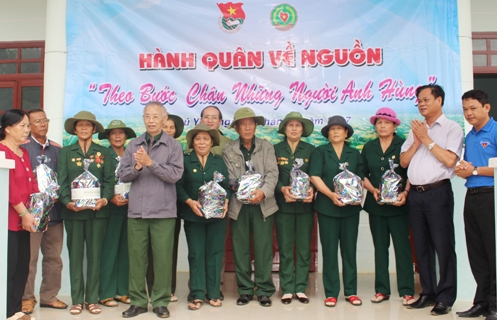 -    Viet và viet 1: Bí thư Tỉnh ủy Phú Yên Huỳnh Tấn Việt trao quà cho các hội viên Hội Cựu TNXP